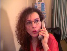 Une milf à lunettes se fait dépanner par SOS Sodomie.
