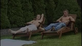 Enceinte elle n’hésite pas à baiser avec deux mecs