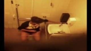Femme mûre aux toilettes