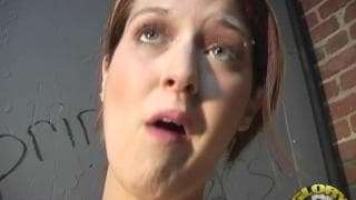 Trisha Rey suce sublimement bien aux toilettes
