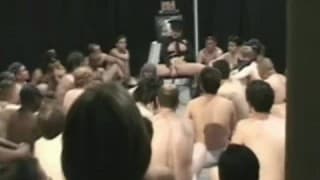 Une femme flic se gode devant du monde