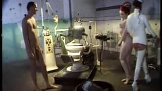 Une femme rousse qui adore le bondage