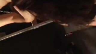 Une fumeuse avec un physique de rêve!