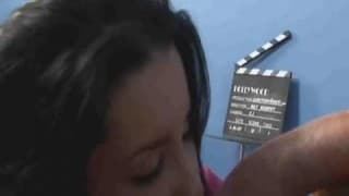 Une jolie scène cochonne avec une brunette